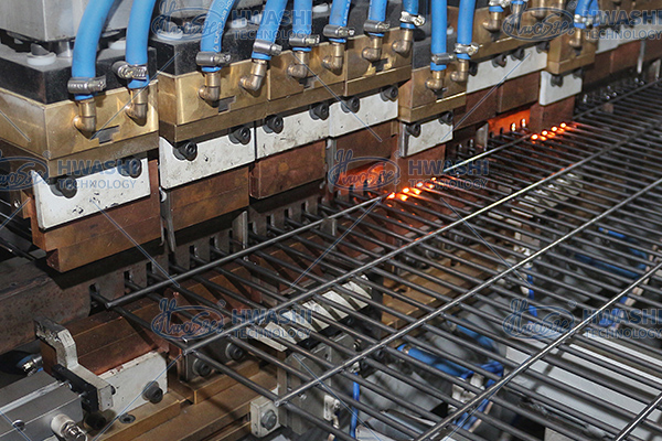 Machine de soudage automatique avancée de plateau de fil pour ligne de production de plateaux de plateau de treillis métallique 6