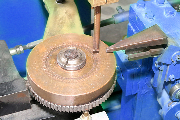 Machine de soudage automatique à points pour anneau intérieur avec une distribution précise des fils 4