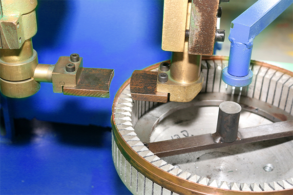 Machine de soudage automatique à points pour anneau intérieur avec une distribution précise des fils 6