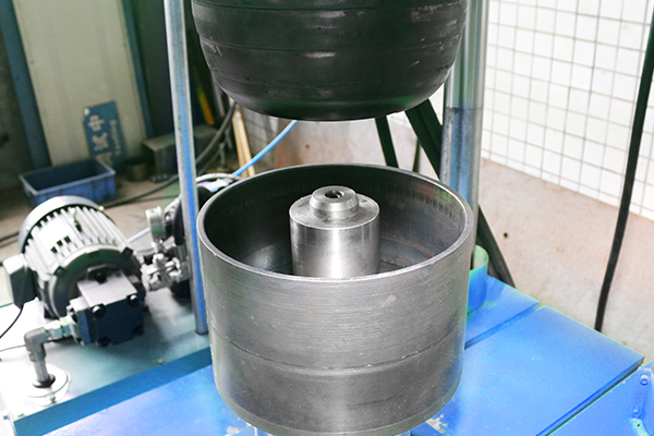 Machine de soudage automatique à points pour anneau intérieur avec une distribution précise des fils 10