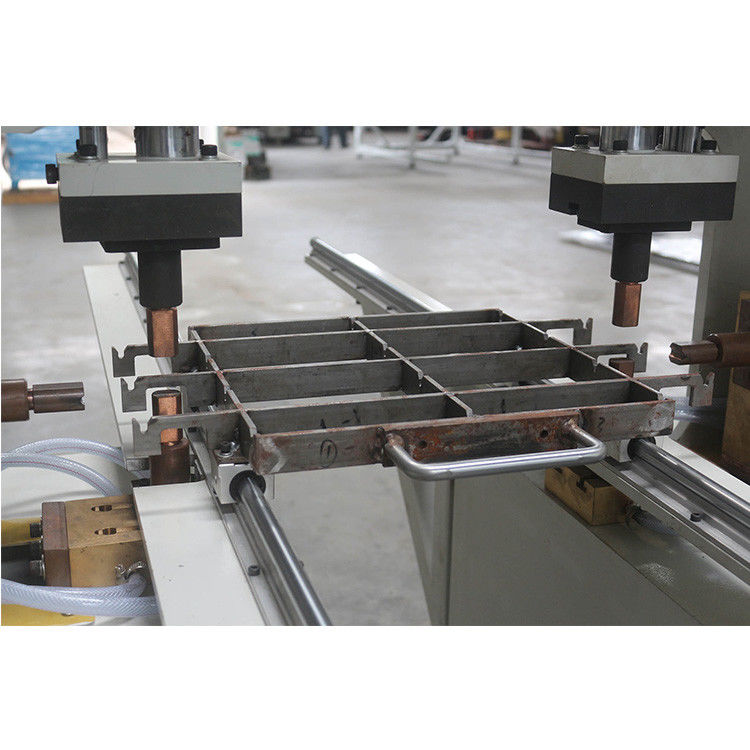 Machine de soudage à double tête en T-butt pour souder le profil de fil en T du panier de fil ou de l'étagère de fil