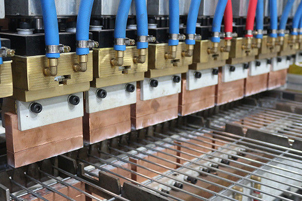 Machine de soudage automatique de treillis métalliques de type gantry remplissant automatiquement le fil