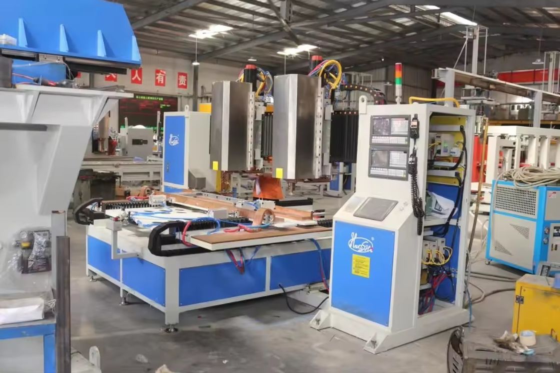 Machine de soudage à point CNC à 7 axes à double tête automatique en tôle pour support de squat