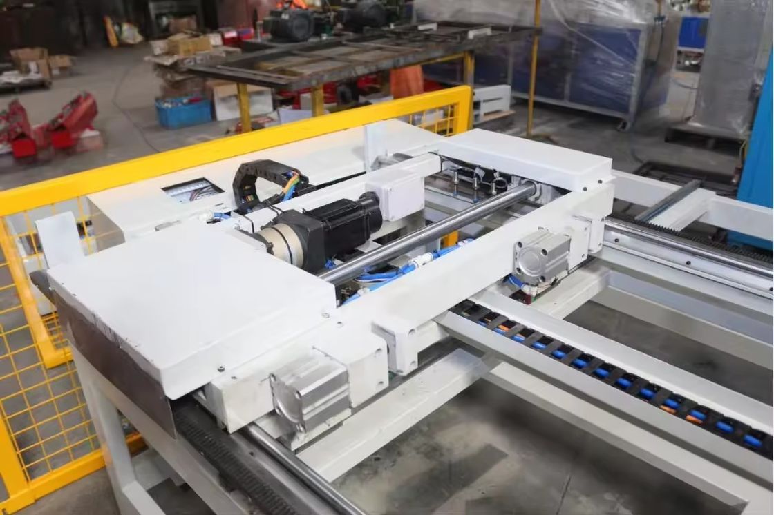 Machine de soudage à point CNC à 7 axes à double tête automatique en tôle pour support de squat