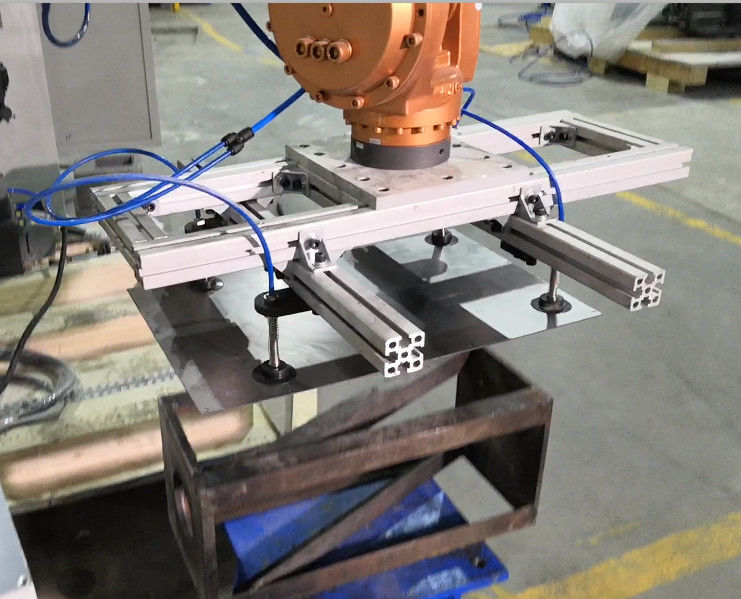 Robot industriel de manutention et de palettisation équipé d'une poignée de tasse d'aspiration pour panneau plat léger