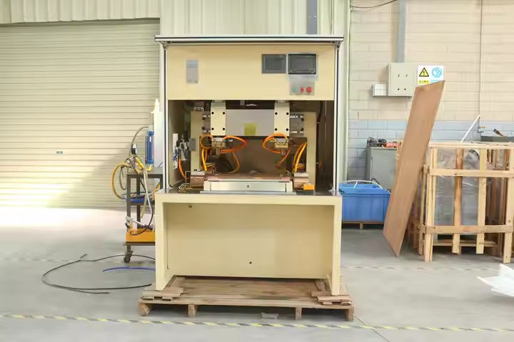 Hwashi CNC à fréquence moyenne souple petite porte en acier à tôle soudeuse à points métalliques avec alimentateur mobile automatique à axe XY