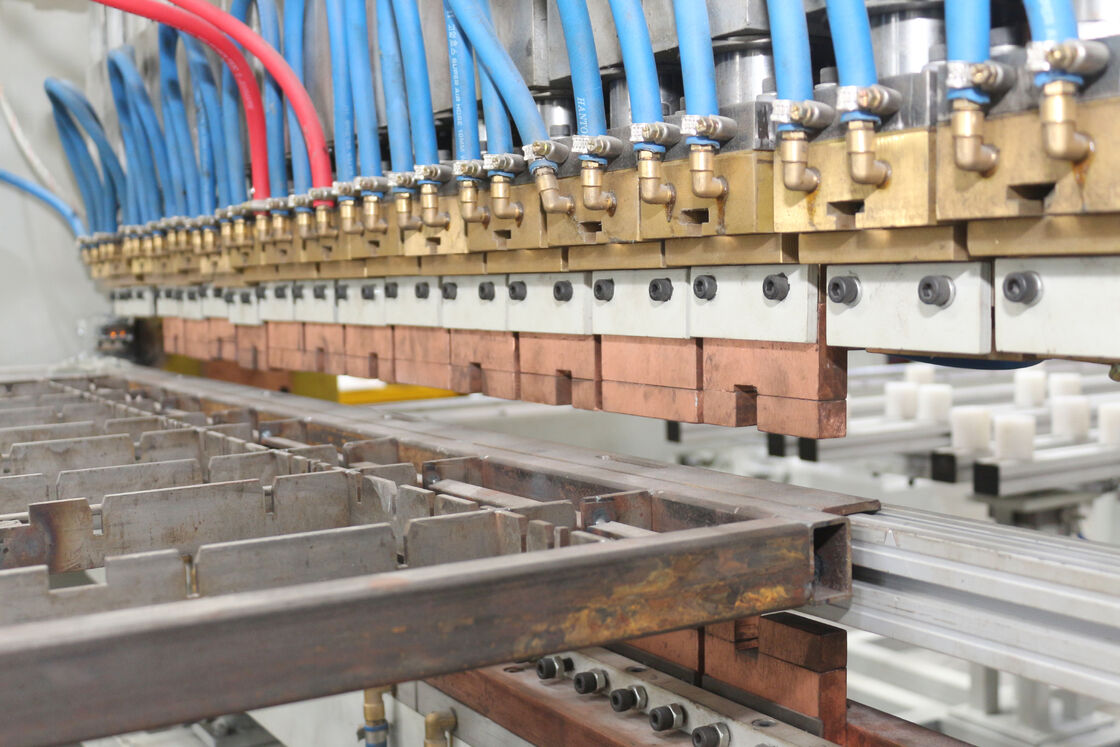 Soudeuse automatique d'étagères en fil métallique à économie d'énergie offrant des performances stables et une maintenance facile pour les chaînes d'assemblage d'étagères en fil métallique