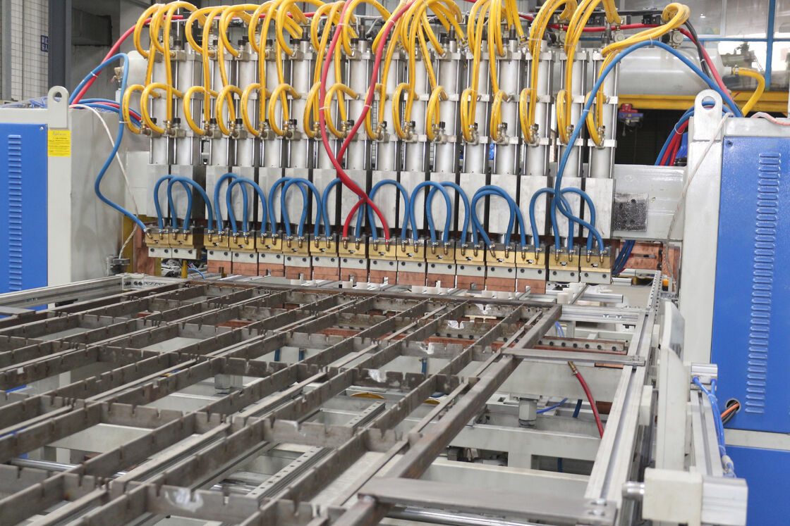 Hwashi CNC Auto Feeder Une seule tête fourneau racks machine de soudage, filet de fil / rack de cuisine automatique filet de fil machine de soudage à point